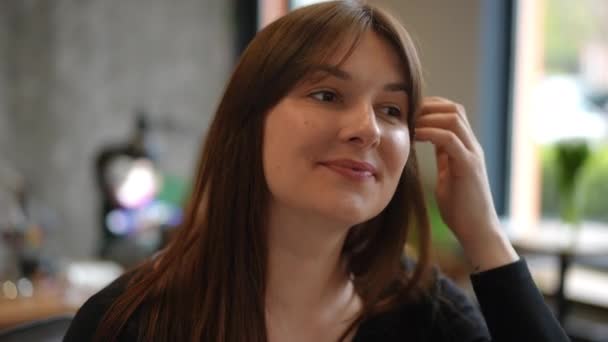 Retrato Mujer Feliz Tocando Nuevo Corte Pelo Cámara Lenta Sonriendo — Vídeos de Stock