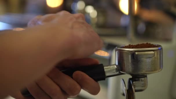 Close Hand Stampft Gemahlenen Kaffee Portafilter Zeitlupe Kaukasischer Unkenntlich Gemachter — Stockvideo