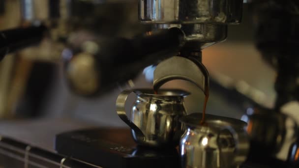 Detailní Záběr Lahodné Espresso Nalévání Hrncích Zpomaleném Filmu Kávovaru Detailní — Stock video