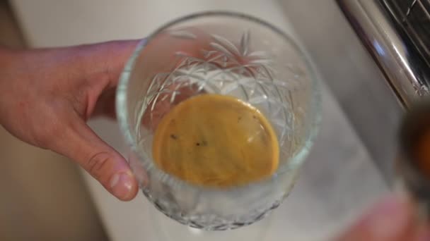 特写在室内慢镜头下 用透明玻璃杯倒入美味的黑咖啡 在室内咖啡屋里 从高角镜看到美味的酒水 — 图库视频影像