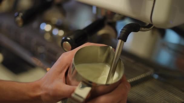 하우스에서 슬로우 모션에 기계와 따뜻한 우유를 닫습니다 클로즈업 카푸치노 — 비디오