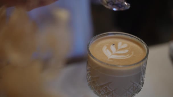 Close Streuung Dekoration Auf Köstlichen Kaffee Glas Zeitlupe Nahaufnahme Blick — Stockvideo