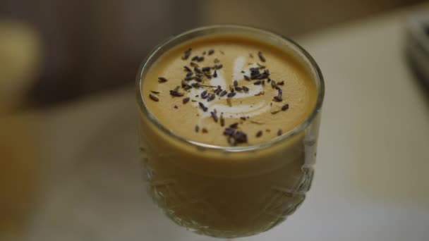 Κοντινό Πλάνο Latte Cappuccino Ποτήρι Διακόσμηση Που Πέφτει Στην Κορυφή — Αρχείο Βίντεο