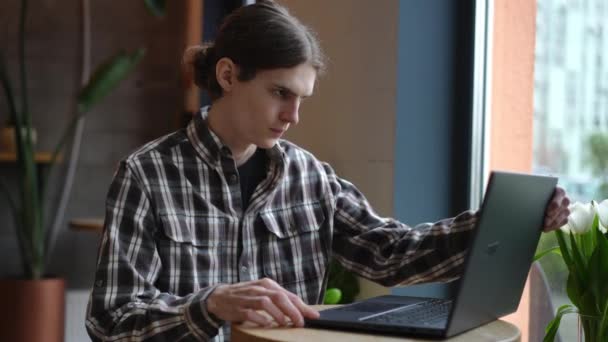 Intelligent Jeune Homme Ouverture Messagerie Ordinateur Portable Ligne Comme Serveur — Video