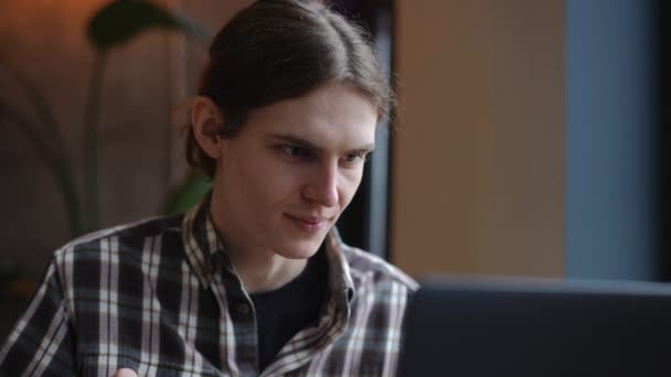 Homem Caucasiano Jovem Navegando Internet Laptop Bebendo Café Chá Câmera — Vídeo de Stock
