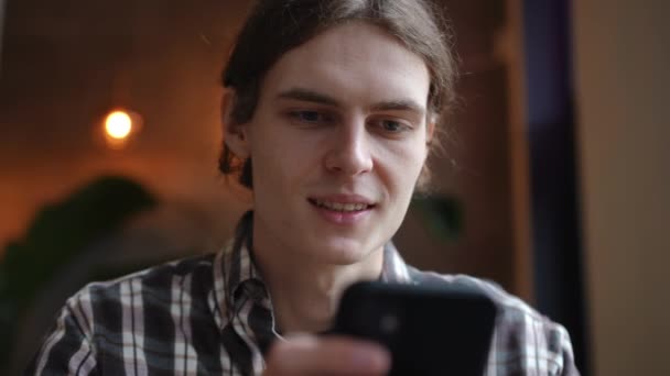 Πορτρέτο Headshot Του Χαρούμενος Νεαρός Άνδρας Gesturing Επιτυχία Αργή Κίνηση — Αρχείο Βίντεο