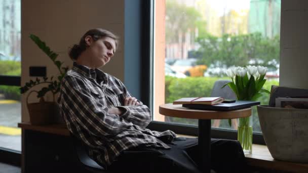 Jeune Homme Fatigué Les Yeux Fermés Assis Table Dans Café — Video