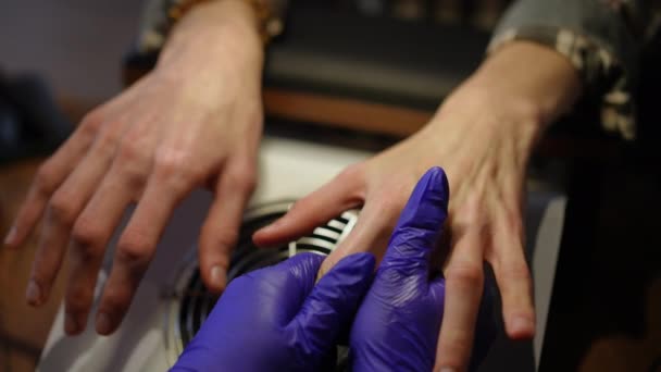 Υψηλή Γωνία Βλέπουν Θηλυκά Χέρια Γάντια Μασάζ Ανδρικές Παλάμες Αργή — Αρχείο Βίντεο