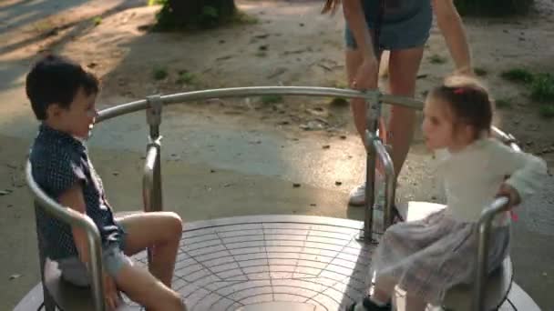 Yüksek Açılı Bir Atlıkarınca Küçük Bir Oğlan Kız Tanınmayan Genç — Stok video
