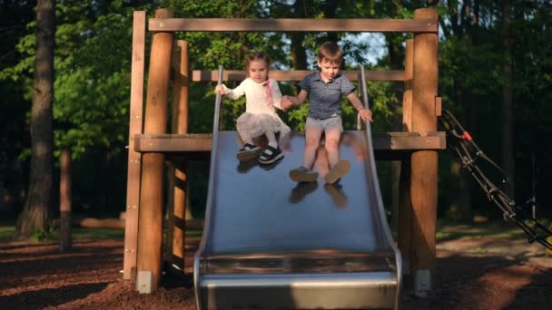 Menino Menina Deslizando Para Baixo Slide Playground Câmera Lenta Mãos — Vídeo de Stock