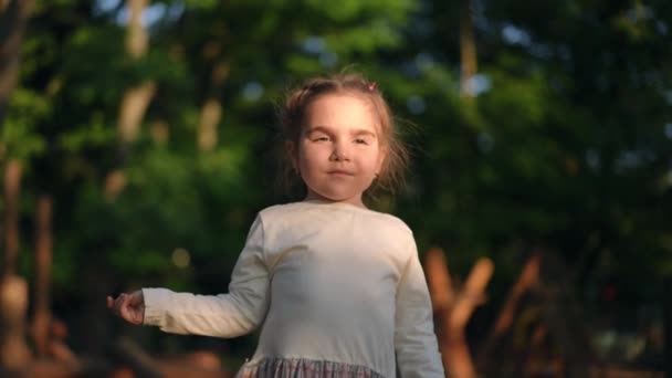 Medium Shot Muotokuva Brunette Valkoihoinen Pieni Tyttö Ruskeat Silmät Auringonlaskussa — kuvapankkivideo