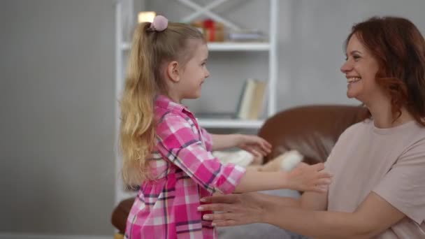 Visão Lateral Mãe Amorosa Esfregando Narizes Com Filha Beijando Criança — Vídeo de Stock