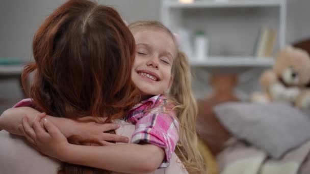 Mutlu Kız Dişlek Gülümsemeli Kucaklayan Annesine Sarılan Gözlerini Kapayan Hayal — Stok video