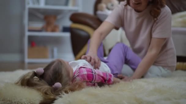 Мила Маленька Дівчинка Сміється Голосно Невпізнавана Жінка Лоскоче Дитину Лежить — стокове відео
