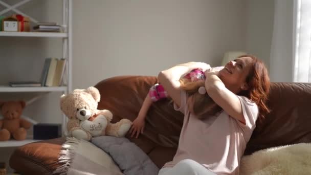 Mutlu Anne Hiperaktif Kızıyla Oynuyor Hafta Sonu Evde Çocukla Eğleniyor — Stok video