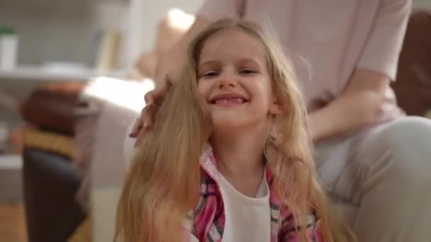 Manzara Gülümseyen Kız Saçlarını Tarayan Tanınmaz Bir Kadın Gibi Fırlatıyor — Stok video