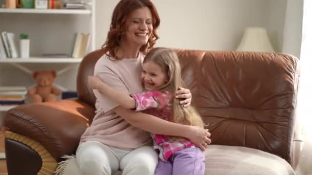 Sonriendo Feliz Mujer Niña Abrazándose Sentado Sofá Sala Estar Relajado — Vídeos de Stock