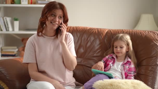 Mujer Sonriente Hablando Por Teléfono Ignorando Chica Pidiendo Atención Sentada — Vídeos de Stock