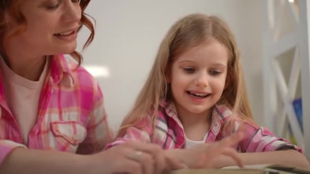 Porträt Eines Entzückenden Kleinen Mädchens Das Buch Liest Und Mit — Stockvideo