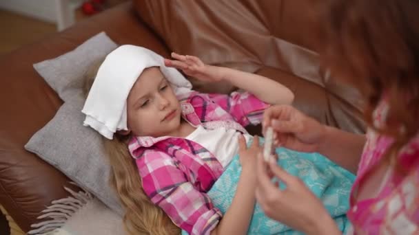 Υψηλή Γωνία Θέα Θλιβερή Άρρωστο Κοριτσάκι Πυρετό Και Αγνώριστη Ανήσυχη — Αρχείο Βίντεο