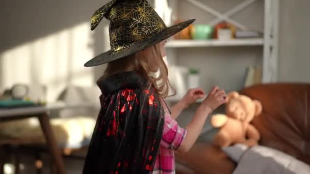 Vista Lateral Menina Bonita Alegre Traje Halloween Andando Casa Assustando — Vídeo de Stock