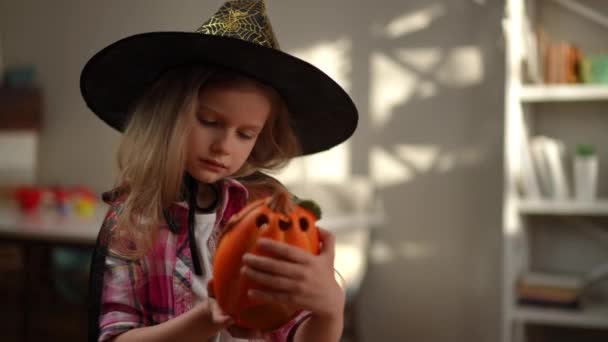 Portret Van Een Schattig Blank Charmant Meisje Halloween Kostuum Met — Stockvideo