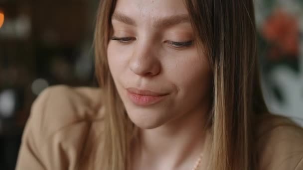 Närbild Kokett Ung Kvinna Tittar Kameran Blåser Makeup Borste Med — Stockvideo