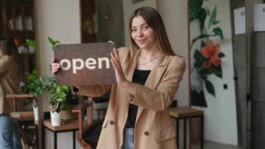 İnce, güzel bir kadın tabağını açıp kameraya bakarak gülümsüyor. Kaplıcada poz veren yakışıklı beyaz makyaj sanatçısının portresi.