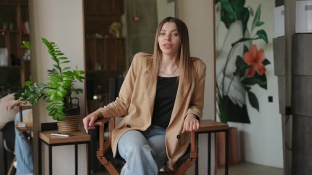 Profesional Ahli Kecantikan Berbicara Melihat Kamera Duduk Salon Kecantikan Dalam — Stok Video