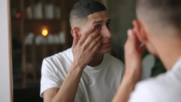 Портрет Щасливого Близькосхідного Молодого Чоловіка Стилізованими Бровами Захоплюються Відображенням Дзеркалі — стокове відео