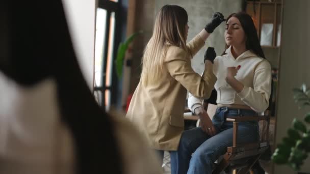 Reflection Portrait Positive Caucasian Woman Sitting Beauty Salon Beautician Pinching — Stock Video