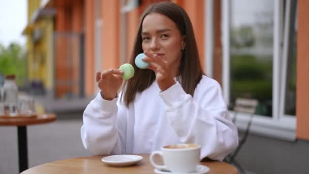 Moyen Coup Charmant Positive Jeune Femme Mince Plaçant Dessert Coloré — Video