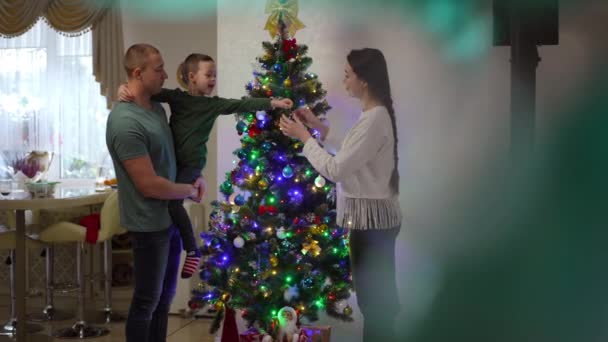 Homem Mulher Menino Casa Roupas Decorando Árvore Natal Perto Lareira — Vídeo de Stock