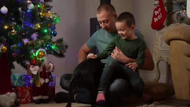 Lassú Mozgás Apa Fia Karácsonyfa Mellett Ülnek Padlón Szabadidejüket Egy — Stock videók