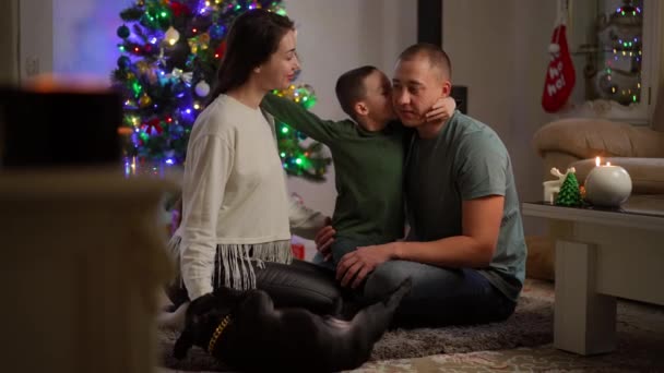 Cámara Lenta Una Familia Feliz Está Sentada Cerca Árbol Navidad — Vídeos de Stock