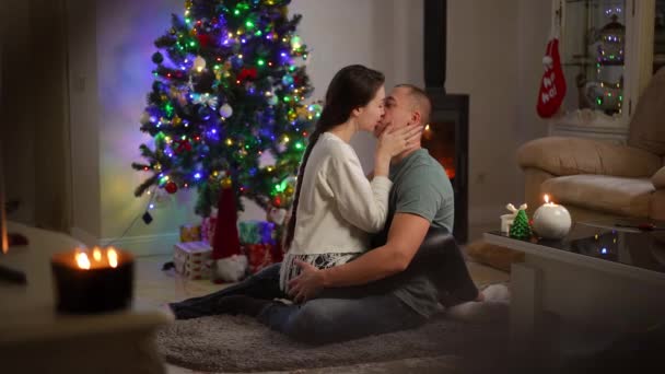 Cámara Lenta Besos Tiernos Abrazos Amantes Que Sientan Suelo Junto — Vídeos de Stock