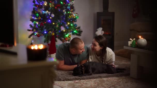 Yavaş Çekim Mum Işığında Şöminenin Yanındaki Parlayan Noel Ağacının Yanında — Stok video
