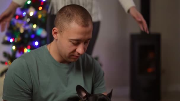 Rallentatore Primo Piano Uomo Con Piccolo Cane Nero Grembo Quale — Video Stock