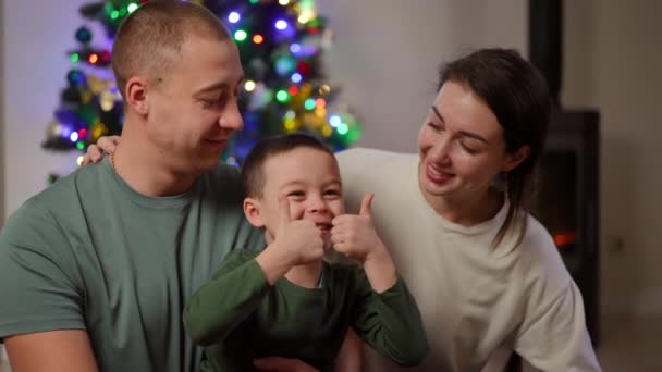 Cámara Lenta Primer Plano Papá Sonriente Hijo Madre Sala Estar — Vídeos de Stock