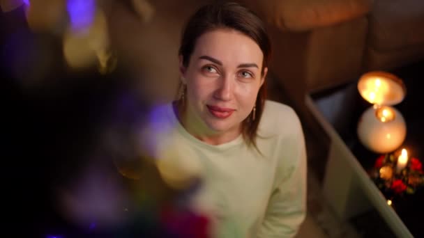 Lassú Mozgás Egy Gyönyörű Lány Felnéz Karácsonyfára Becsukja Szemét Kívánságokat — Stock videók