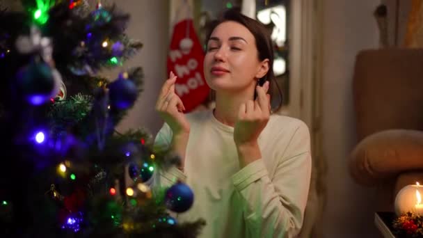 Rallentatore Una Bella Ragazza Piedi Vicino All Albero Natale Dei — Video Stock