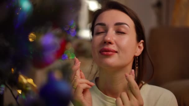 천천히 움직여 소원을 만드는 크리스마스 근처에 여자의 클로즈업 그녀의 손가락을 — 비디오