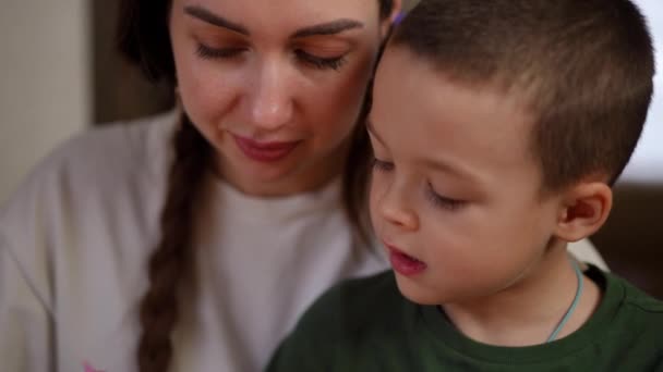 Lassú Mozgás Közelkép Egy Fiúról Anyjáról Amint Egy Cukros Ceruzát — Stock videók