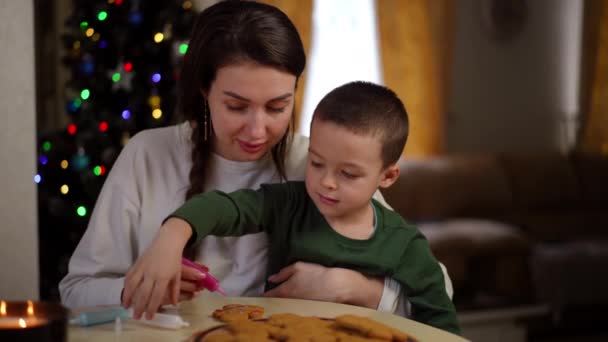 Cámara Lenta Hijo Ayudando Madre Decorar Las Galletas Jengibre Navidad — Vídeos de Stock