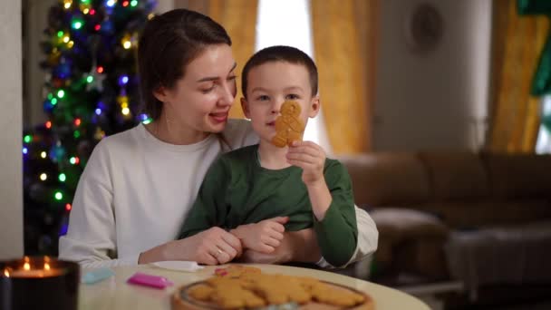 Lassú Mozgás Egy Fiú Anyja Karjaiban Asztalnál Háttér Egy Karácsonyfa — Stock videók