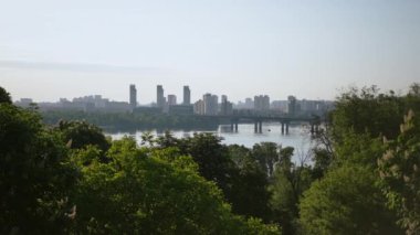Dnipro Nehri 'ndeki tepelerden Kyiv şehrinin manzarası