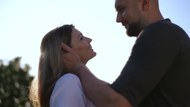 Yakın Plan Aşıklar Birbirlerinin Gözlerinin Içine Bakar Adam Sevgililerinin Yüzünü — Stok video