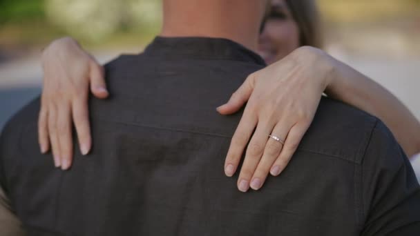 Kadın Nazikçe Kollarını Sırtı Kameraya Dönük Duran Sevgilisinin Boynuna Doladı — Stok video