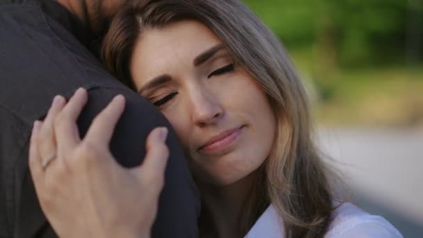 Bir Kadın Sevgilisinin Kucaklamasından Zevk Alır Başını Omzuna Yaslar Yakın — Stok video