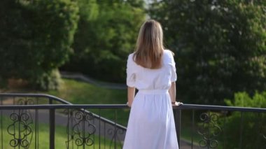 Bir kız sevgilisini bekliyor, bir bahar parkında dikiliyor, sırtı operatöre dönük. Adam arkadan yaklaşır, kızların gözlerini elleriyle kapar, sonra ona sarılır ve onu öper.